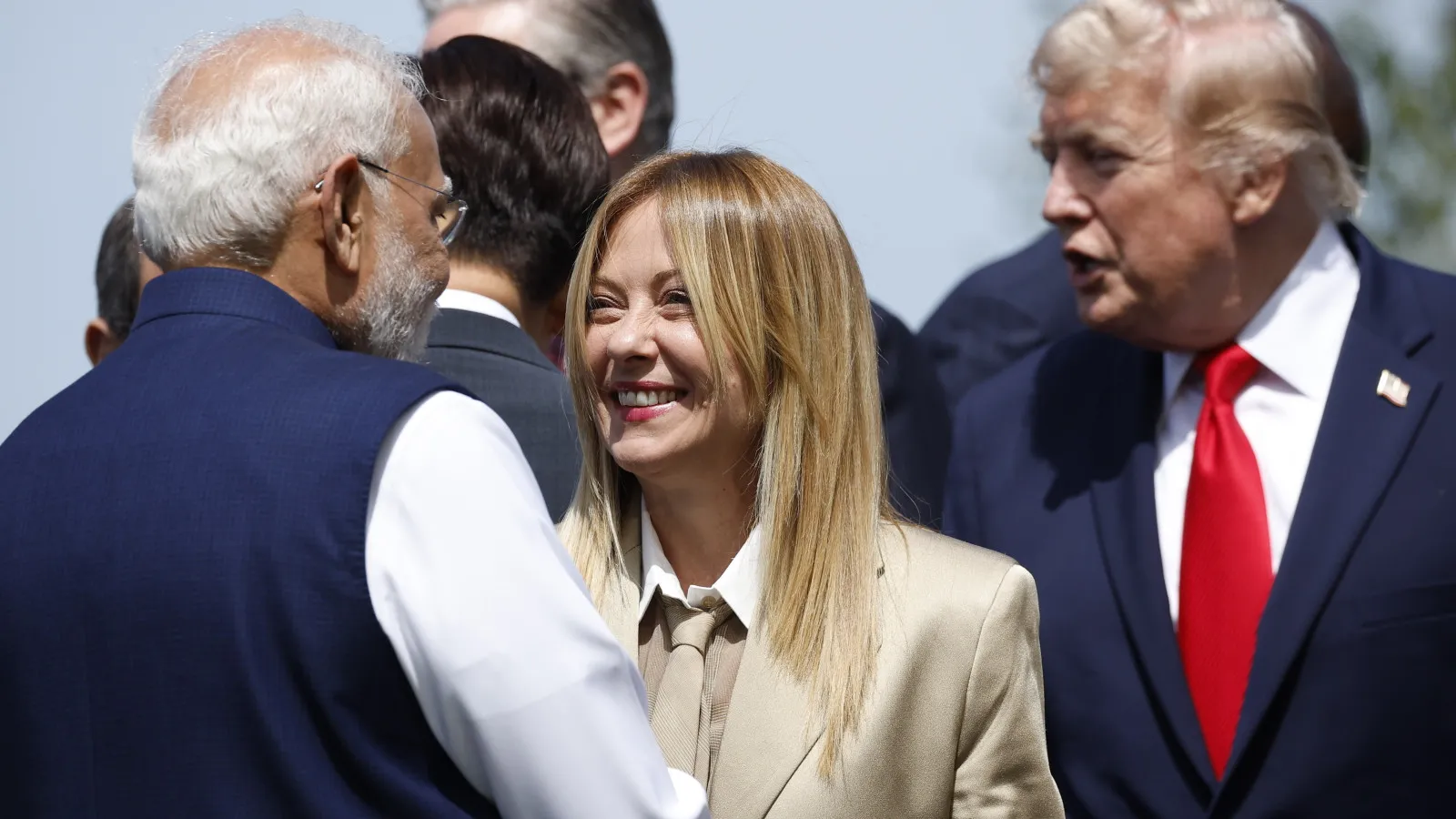 Liderzy G7 z nietypowymi prezentami. Macron rozdaje rowery, Trump otrzymuje koszulkę