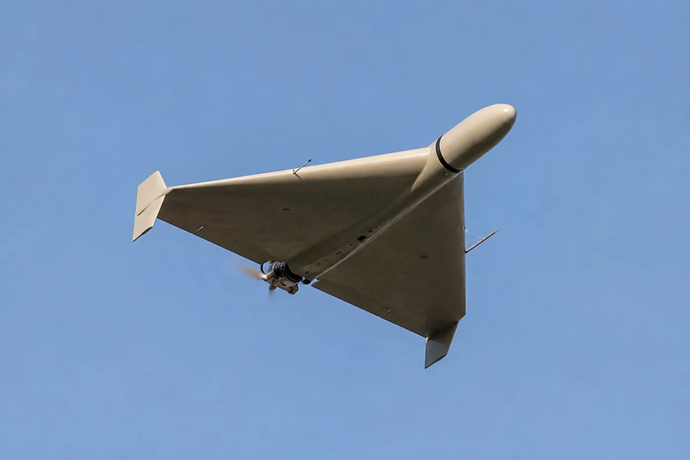 Dron Shahed lecący na tle czystego nieba podczas alarmu powietrznego na Litwie
