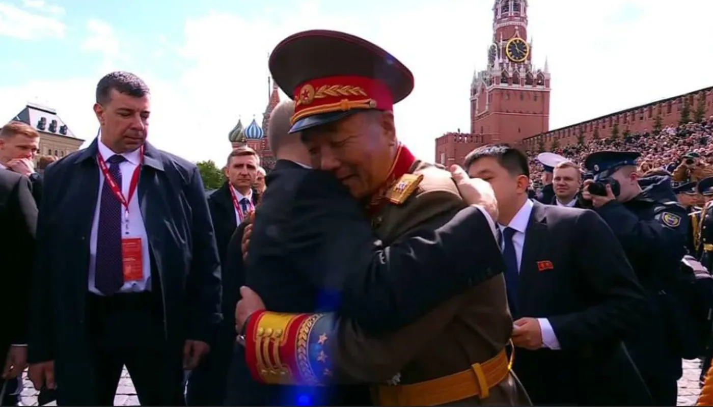 Putin ściska generała z Północnej Korei