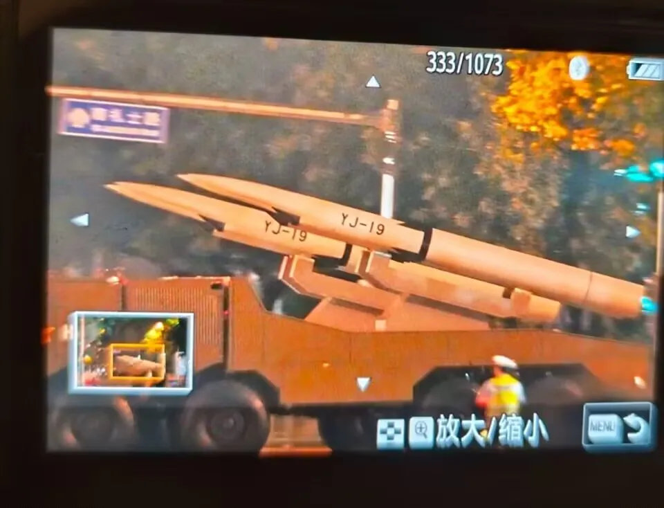 Kadry z przygotowań do parady-rakiety YJ-19