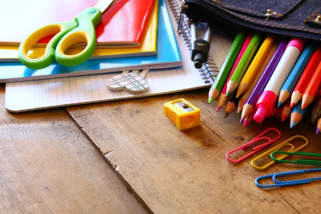 Pieniądze na wyprawkę dla dziecka trafią do komornika? Zasady są proste, ale pracownicy i pracodawcy często o nich zapominają