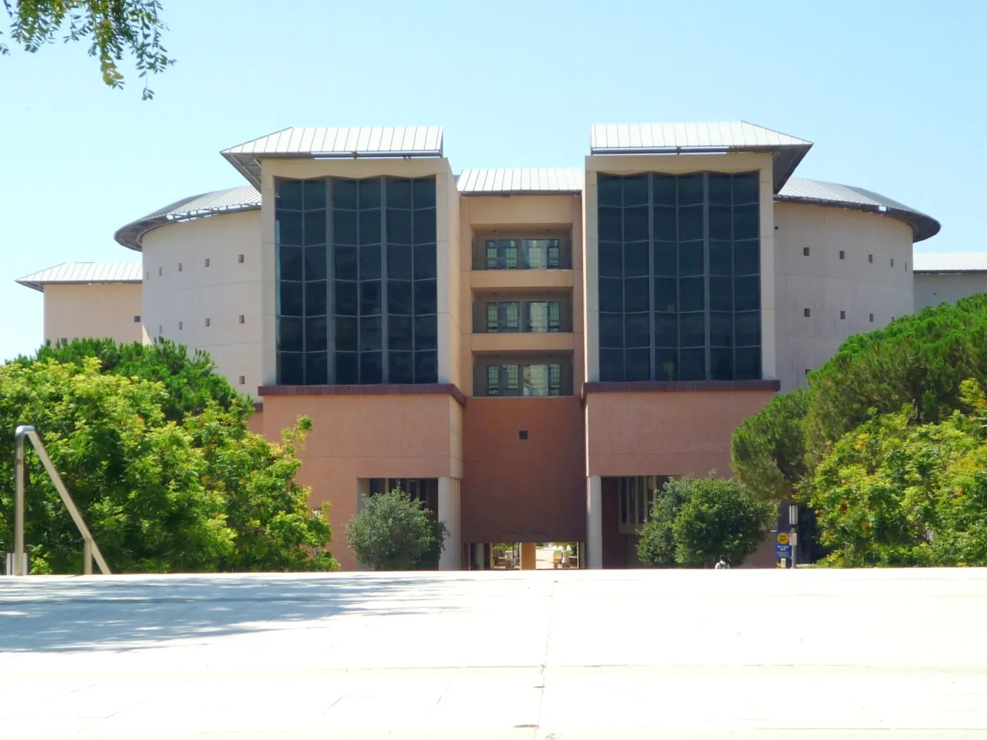 1380866-university-of-california-irvine-biblioteka.jpg
