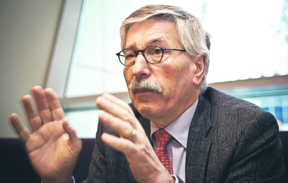 Thilo Sarrazin, jeden z najpoczytniejszych autorów i jedna z najbardziej kontrowersyjnych postaci niemieckiego życia publicznego. Jego dwie książki „Deutschland schafft sich ab” (Niemcy same się likwidują, 2010) oraz „Europa nie potrzebuje euro” (2012, wyd. polskie 2013) stały się bestsellerami i wywołały niezwykle gorące debaty. Głos Sarrazina jest ważny, tym bardziej że był on przez lata jednym z najważniejszych niemieckich ekonomistów i polityków. W latach 2002–2009 wchodził w skład rządu landu Berlin (jako tamtejszy minister finansów z ramienia SPD). Potem (2009–2010) był członkiem zarządu Bundesbanku. Został zmuszony do odejścia z tego stanowiska z powodu burzy, która rozpętała się w Niemczech po publikacji jego książki