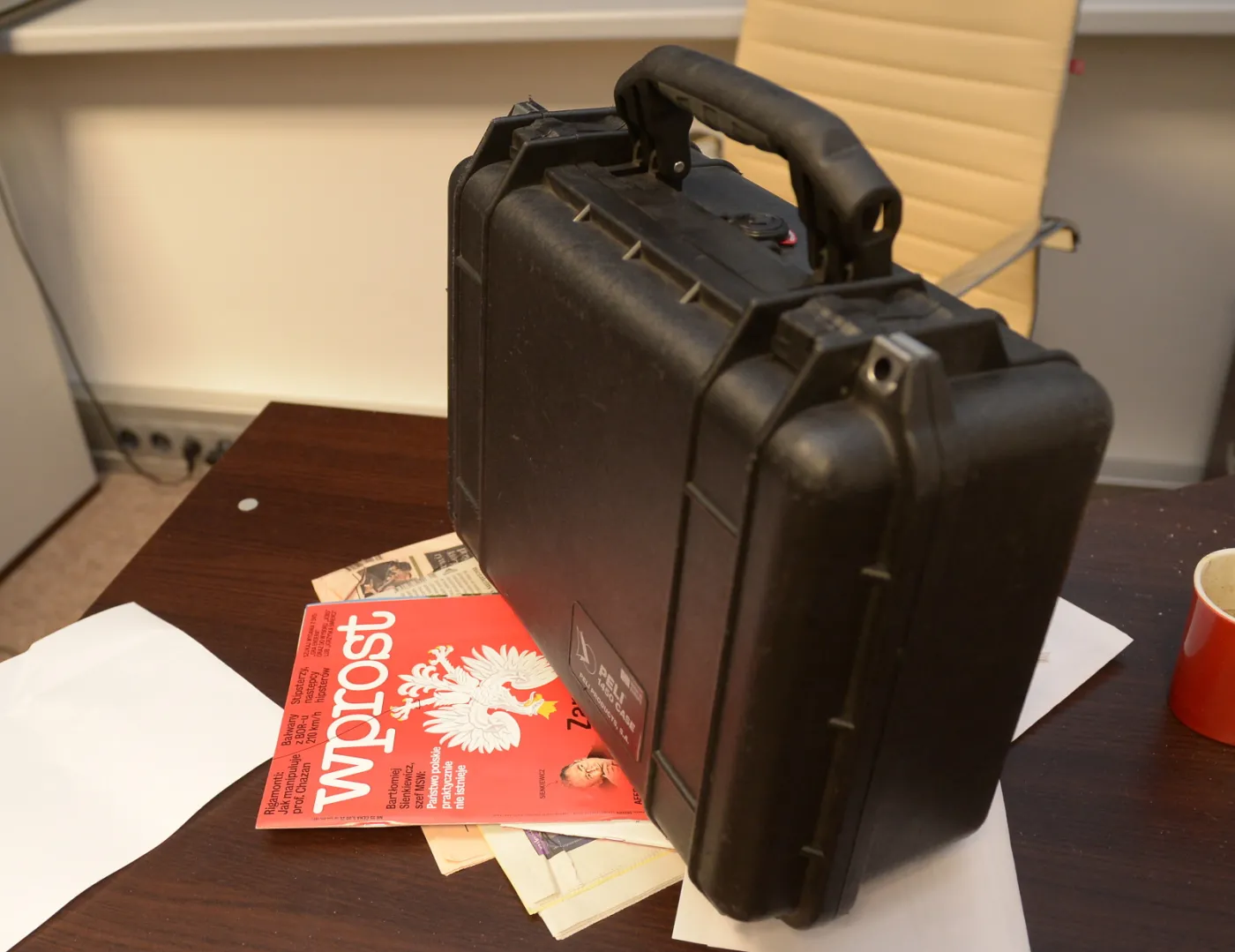 Teczka pozostawiona przez funkcjonariuszy ABW w siedzibie "Wprost". Fot. PAP/Radek Pietruszka 