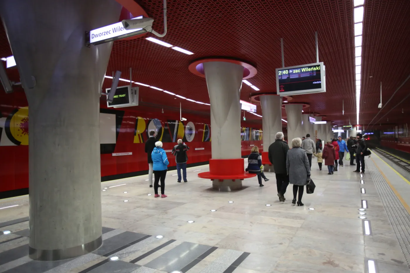 2107258-pasazerowie-na-stacji-rondo-daszynskiego.jpg