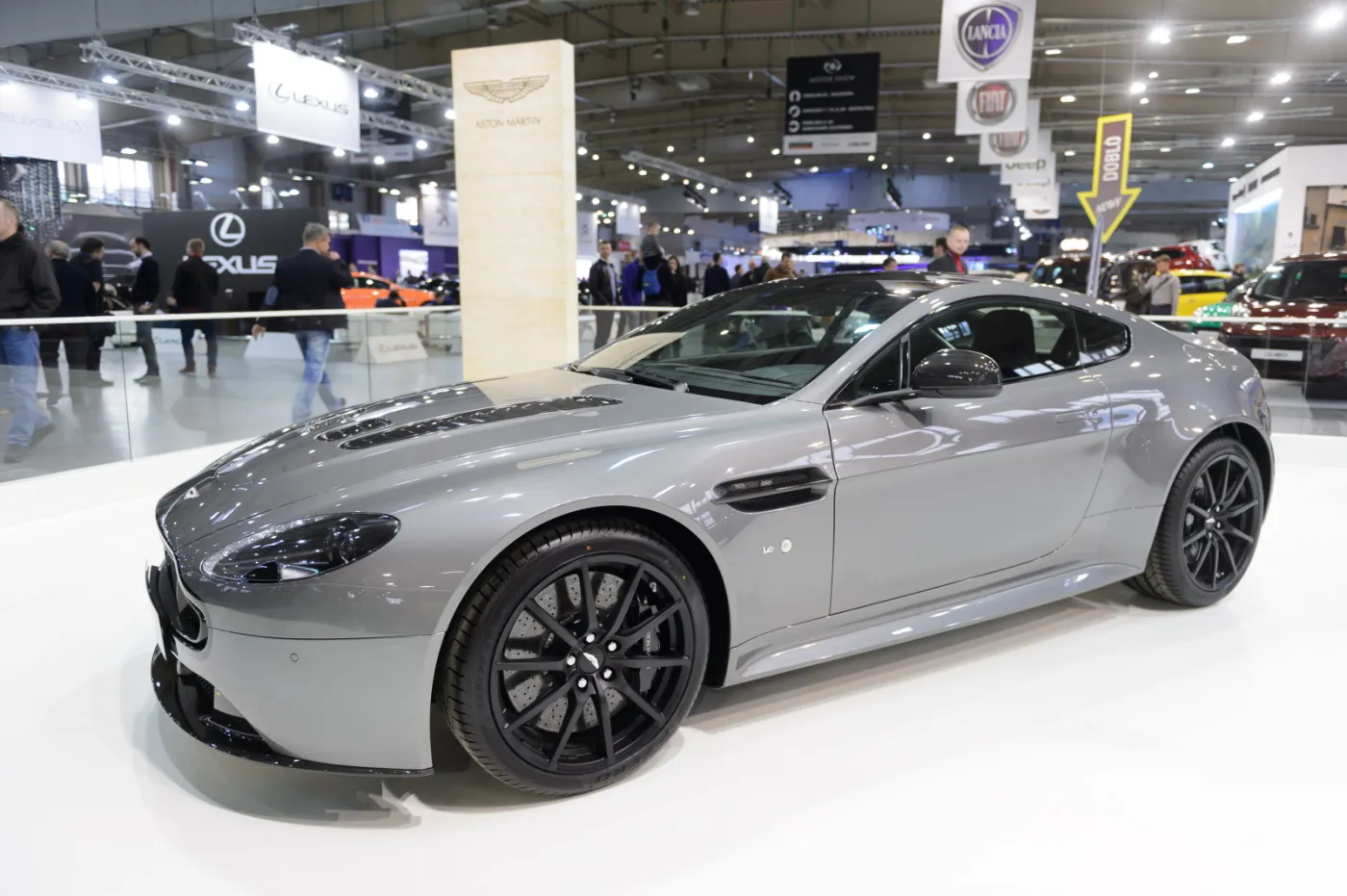 2140880-aston-martin-v12-vantage-s-zaprezentowany.jpg
