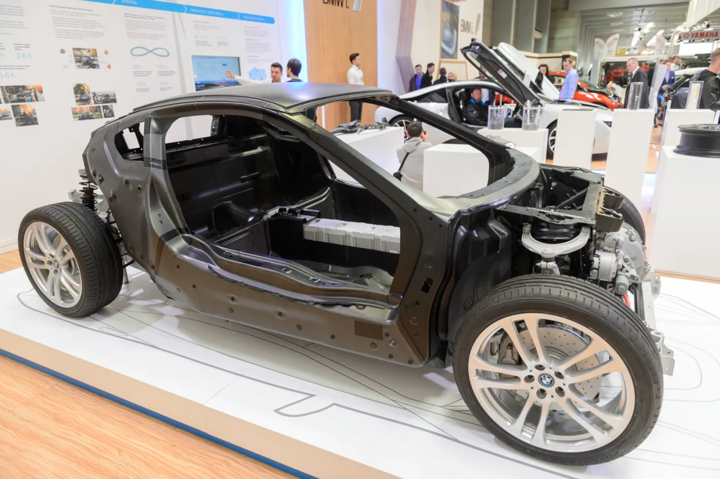 2140944-szkielet-hybrydowego-bmw-i8-zaprezentowany.jpg