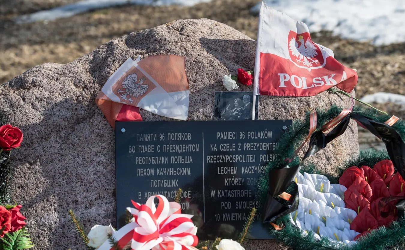 Trwa apel pamięci w 8. rocznicę katastrofy smoleńskiej przed Pałacem Prezydenckim