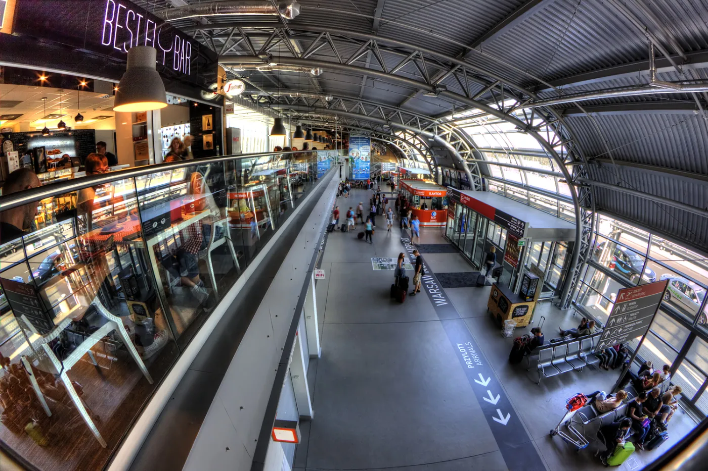 Padł kolejny rekord. Lotnisko Modlin obsłużyło ćwierć miliona pasażerów w miesiąc