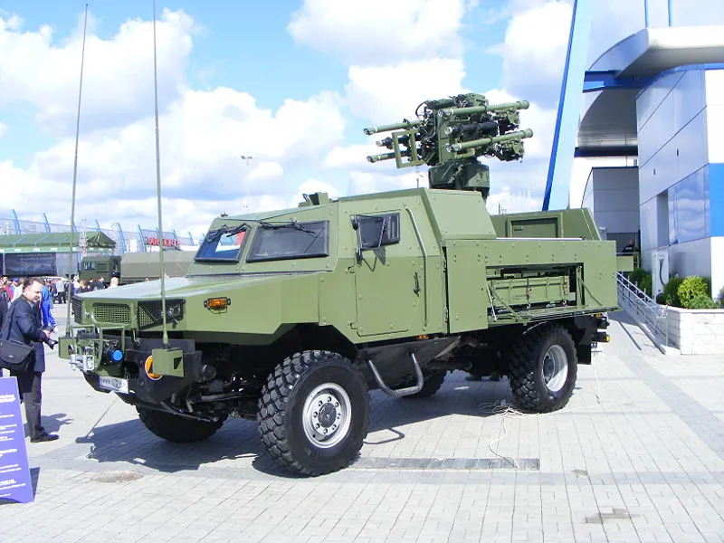 Polski samobieżny zestaw przeciwlotniczy "Poprad" na MSPO 2008. Na pojeździe AMZ Żubr.