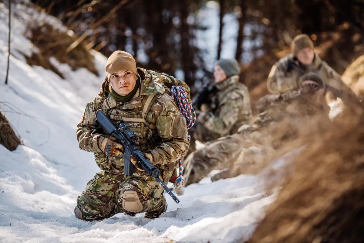 Estońska obrona terytorialna ćwiczyła z brytyjskimi lotnikami manewry w zaśnieżonym i mroźnym klimacie