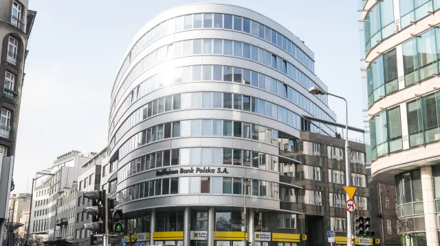 Kredyty frankowe. Raiffeisen Bank Polska zdecydował się na pilotaż ugód wg modelu szefa KNF