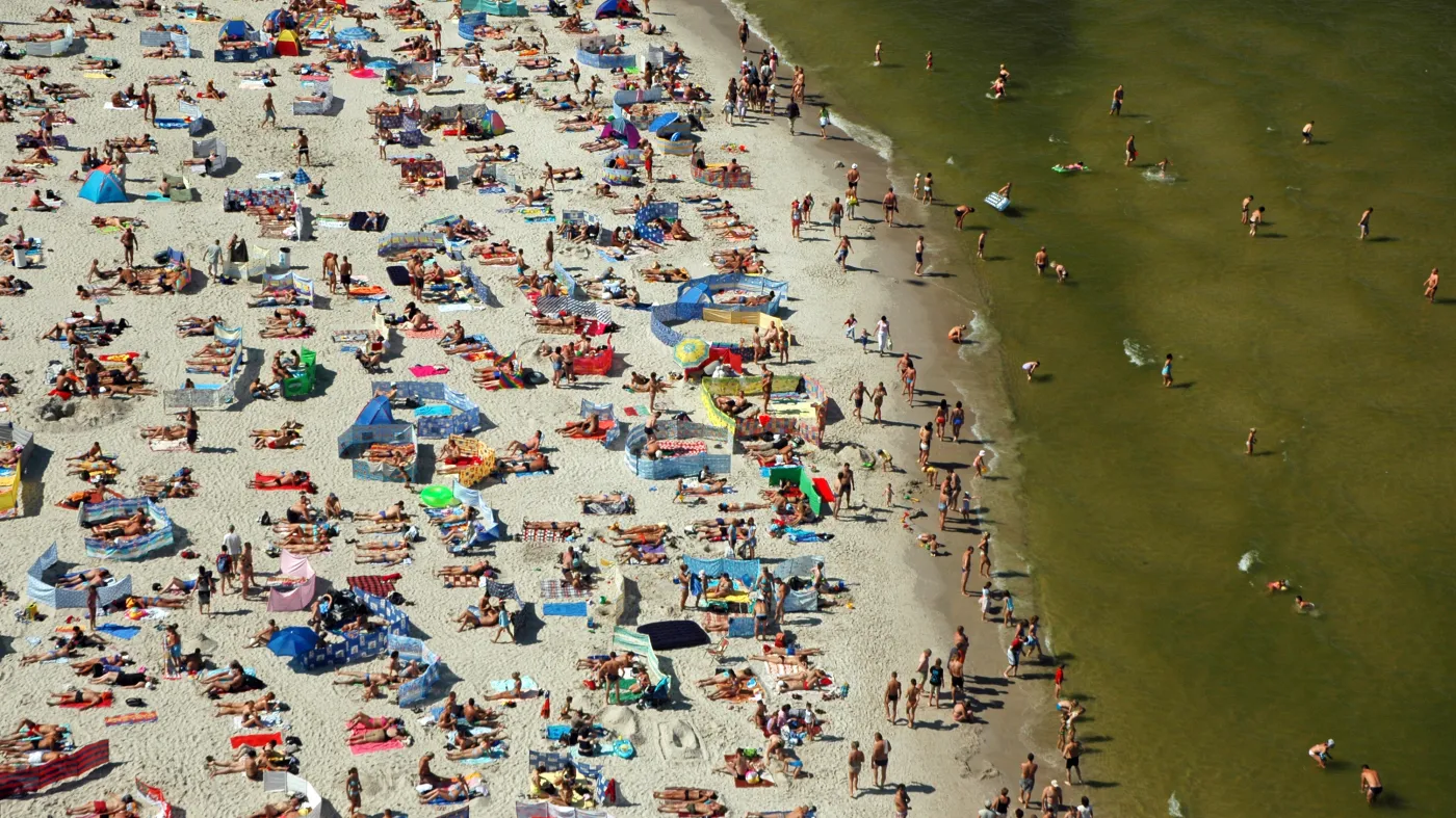 Morze Bałtyckie Bałtyk Łeba plaża wakacje tłum