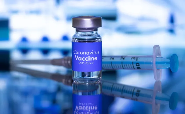 Szczepionka na Covid-19 z fabryki Polfy Tarchomin. Trwa budowa nowej linii do produkcji ampułek