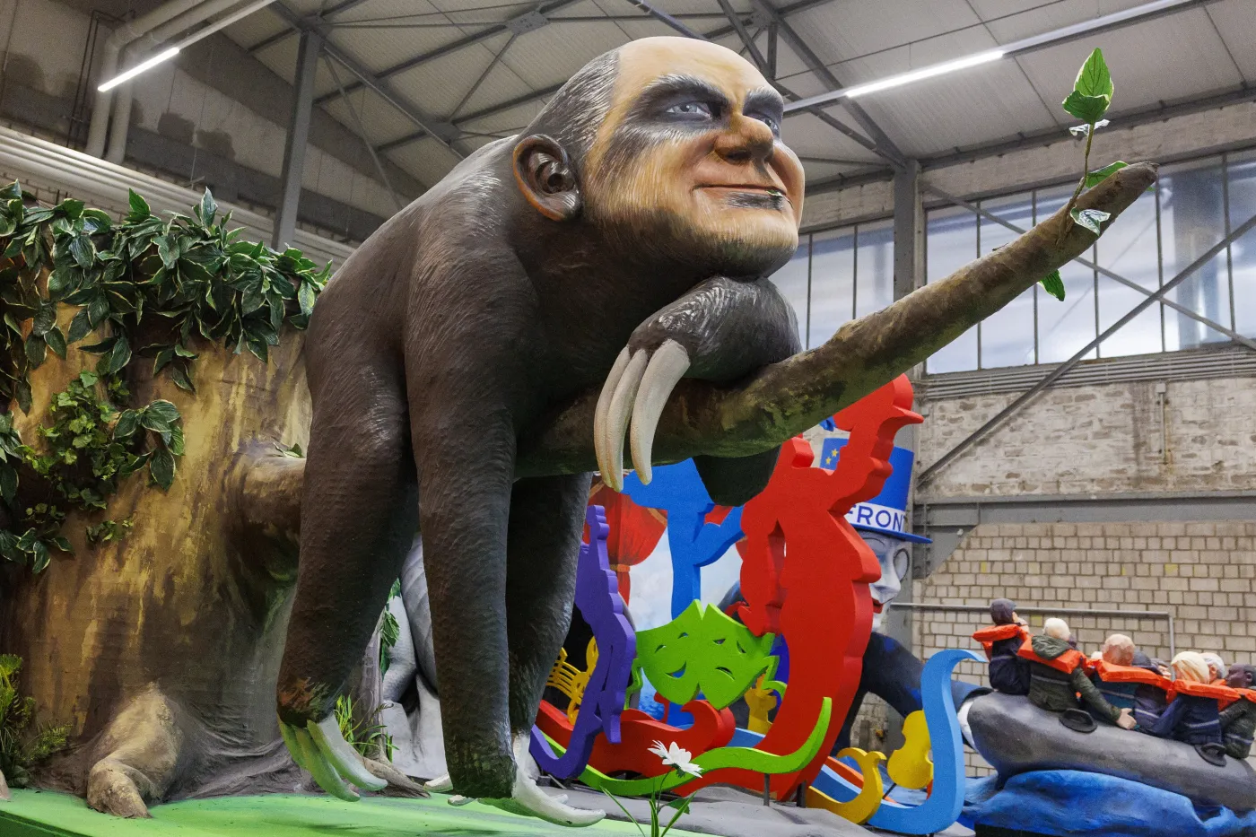 Olaf Scholz jako leniwiec, parada w Kolonii