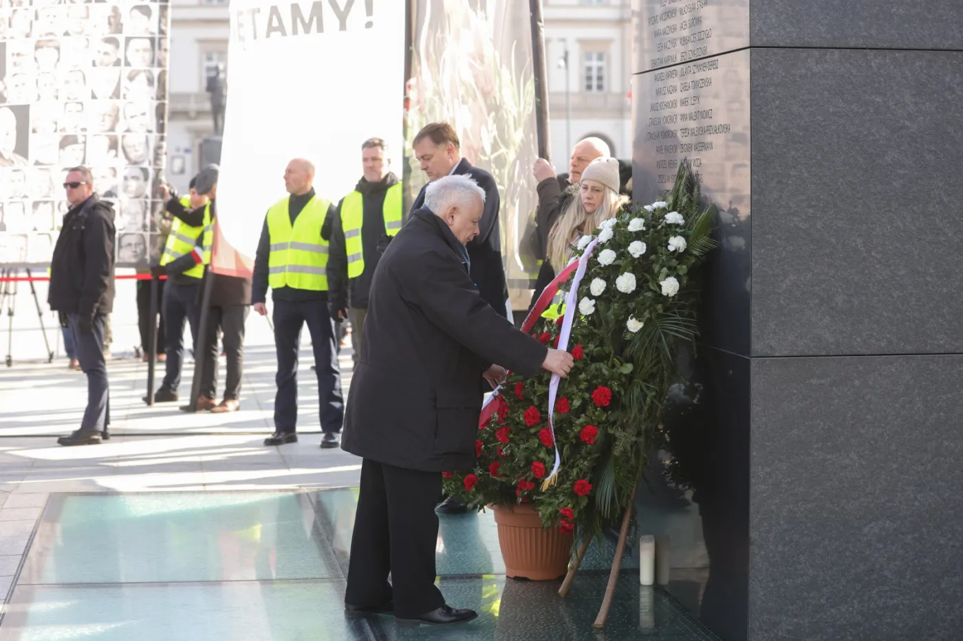 Miesięcznica smoleńska. Miał miejsce "przemocowy atak na wieniec, który obywatele składają tu co miesiąc"