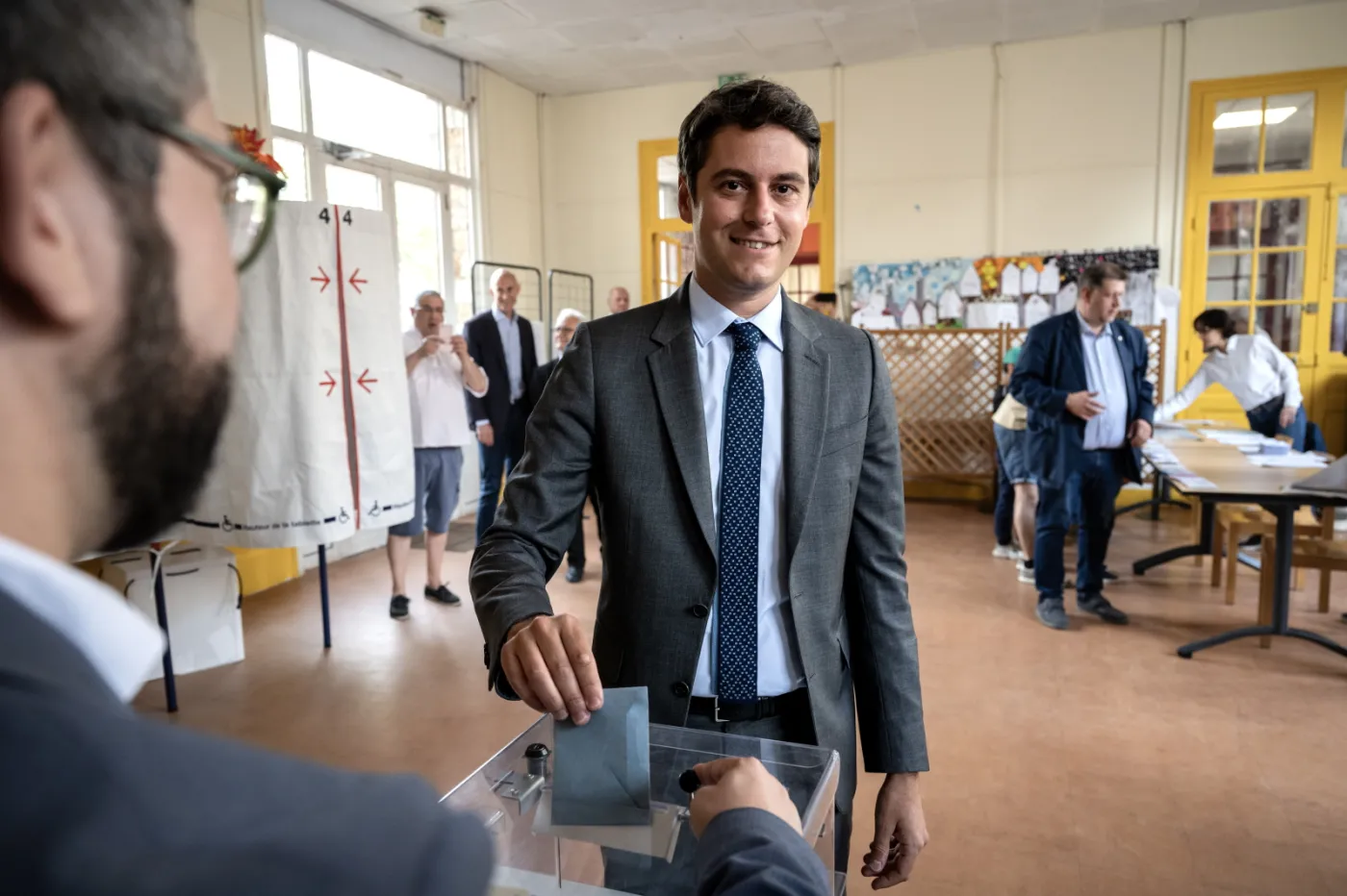 Premier Francji Gabriel Attal oddaje swój głos w Vanves w południowo-zachodnim Paryżu