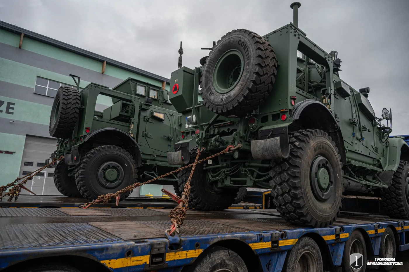 Dwa pojazdy M-ATV przygotowane do transportu.