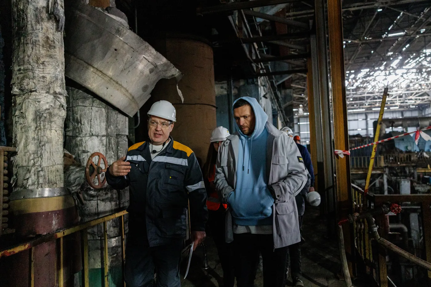 Usyk z pracownikami zniszczonej elektrowni.