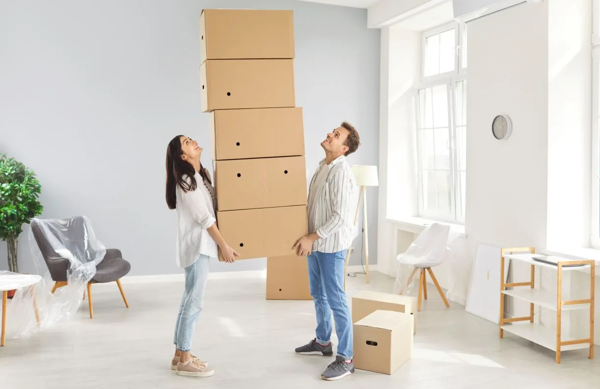 mieszkanie przeprowadzka kartony małżeństwo 