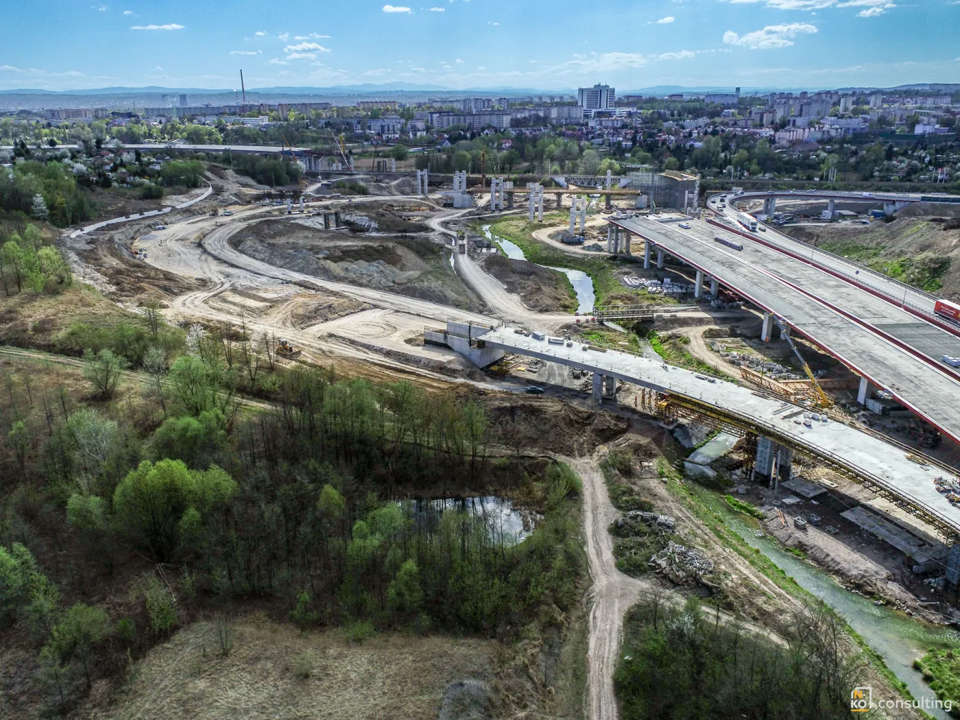Budowa drogi ekspresowej S7 w Krakowie. Imponujące estakady rosną w oczach [ZDJĘCIA]