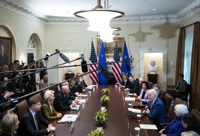 Ursula von der Leyen i Charles Michel w Białym Domu. Wspólna deklaracja USA i UE ws. Rosji