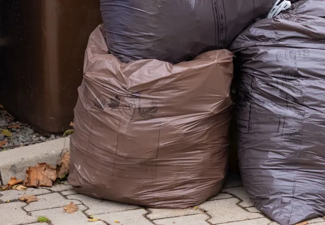 Koniec brązowych worków na odpady. W 2026 roku nie wyrzucisz śmieci jak dotąd. Nadchodzi duża zmiana w segregacji