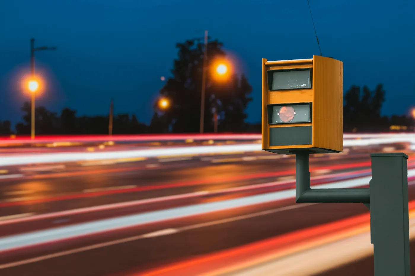 Sejm uchwalił rewolucyjną nowelizację Prawa Drogowego! Za szybką jazdę będzie można trafić za kratki. Kiedy nowe przepisy wejdą w życie?