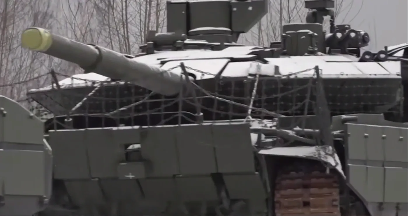 T-90M na platformie kolejowej w drodze na front. Widoczne są rozwiązania antydronowe.