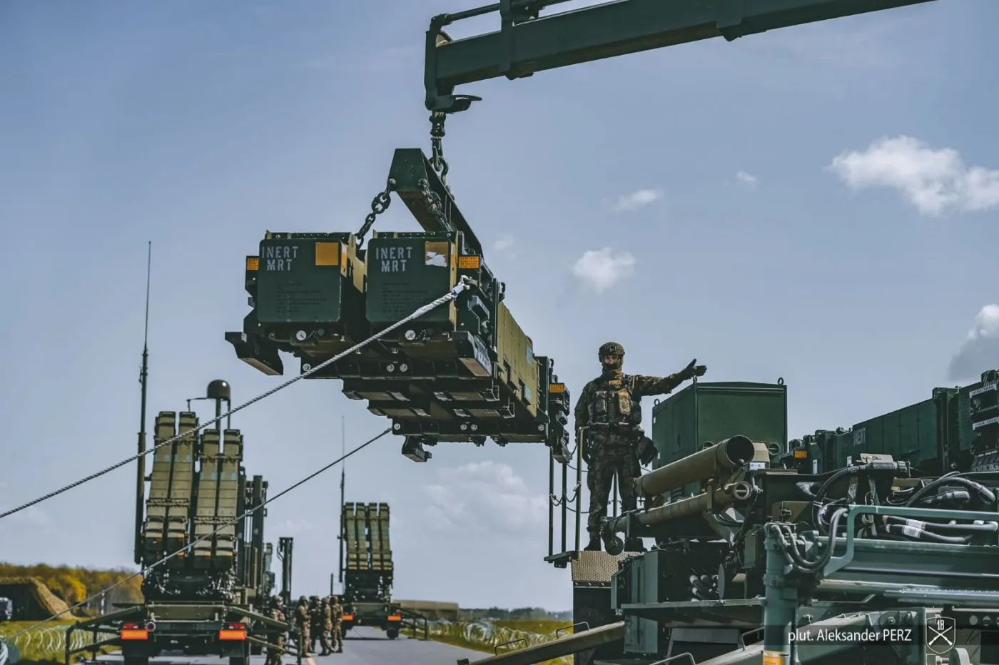 Załadunek pocisków PAC-3 MSE na polskie wyrzutnie M903 systemu MIM-104 Patriot.