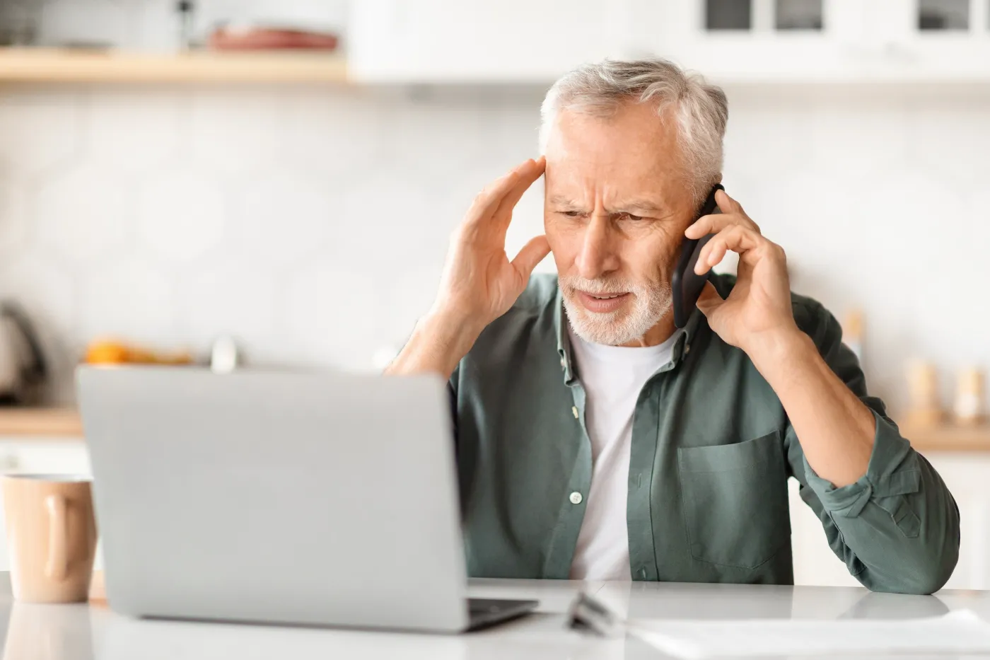 mężczyzna senior pamięć zapominanie telefon laptop 