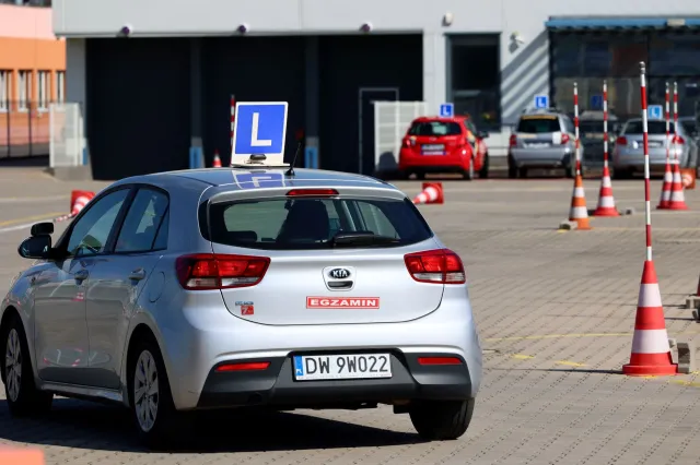 Szykuje się rewolucja w egzaminach na prawo jazdy? Projekt zakłada rezygnację z placu manewrowego