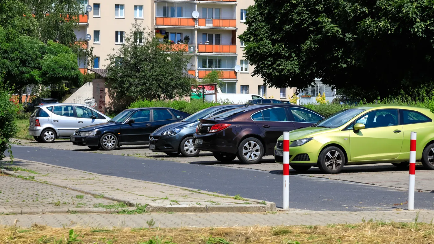 Miejsce parkingowe to już nie produkt premium, ale warunek sprzedania na rynku wtórnym mieszkania. Brak publicznych parkingów mści się na sprzedających nieruchomości w miastach.