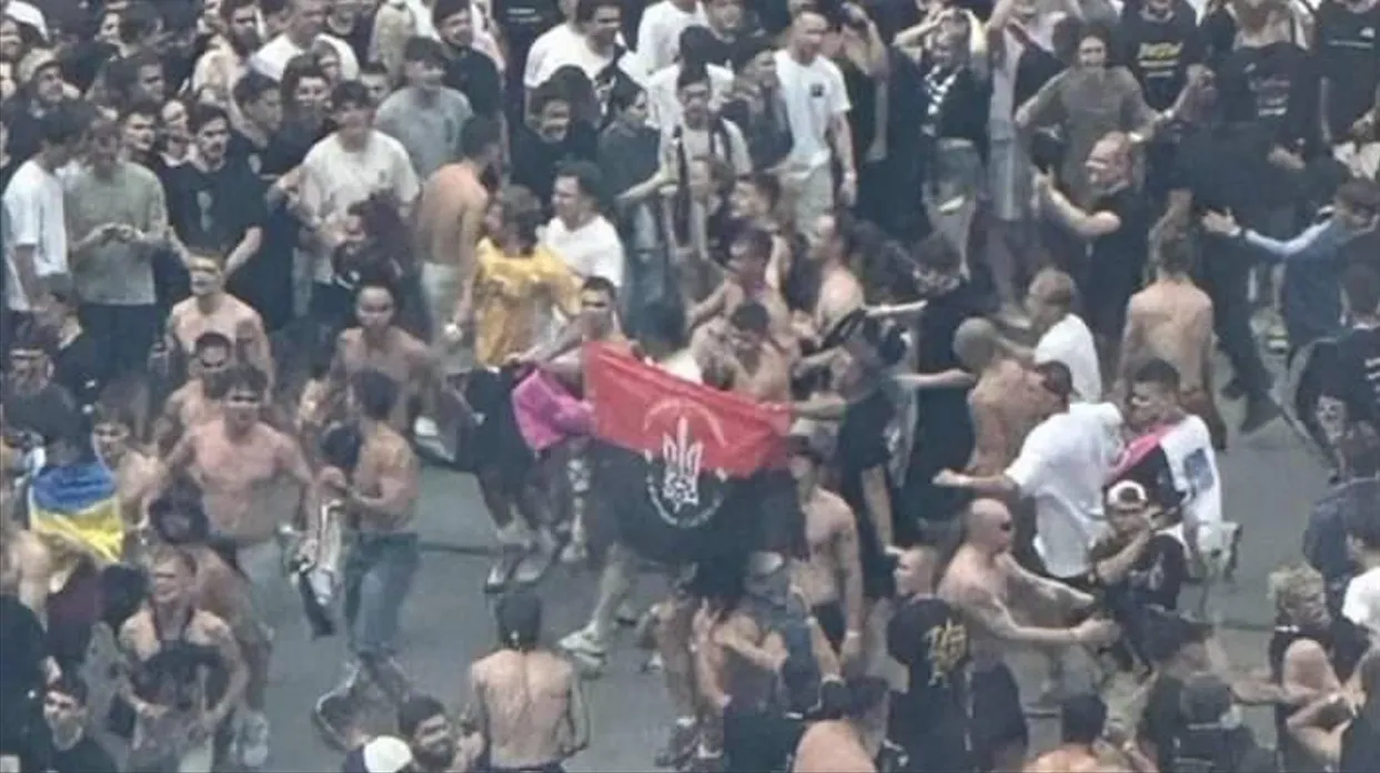 Flaga OUN UPA na płycie stadionu Narodowego
