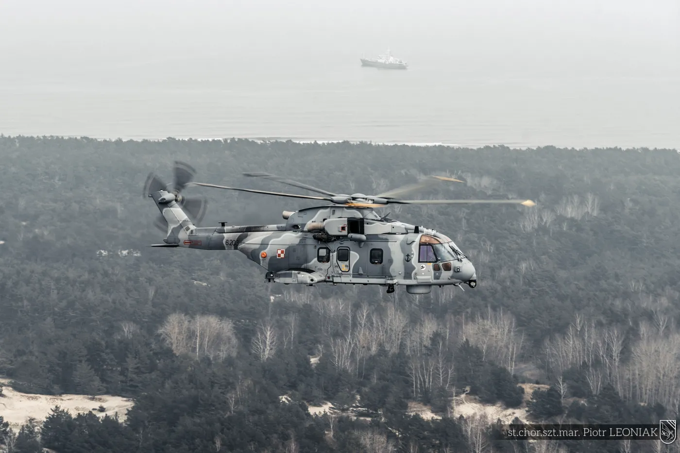 AW101 w trakcie lotu nad polskim wybrzeżem.