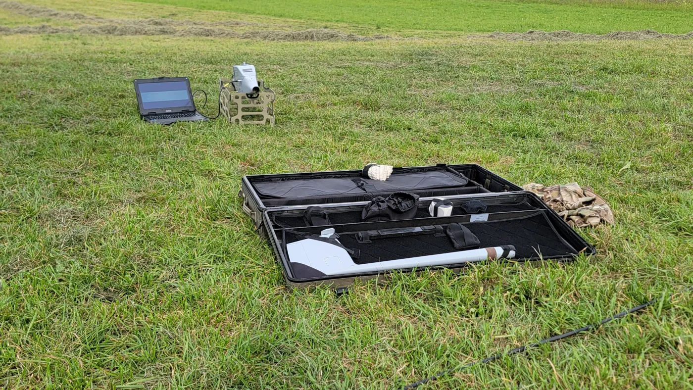 Dron Flyeye szykowany do startu na Ukrainie