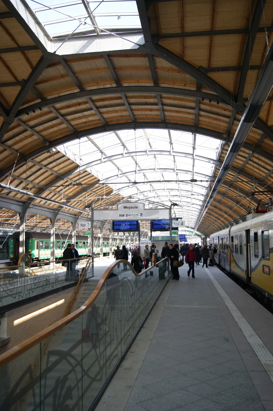 822164-peron-2-dworca-wroclaw-glowny-po-modernizacji.jpg