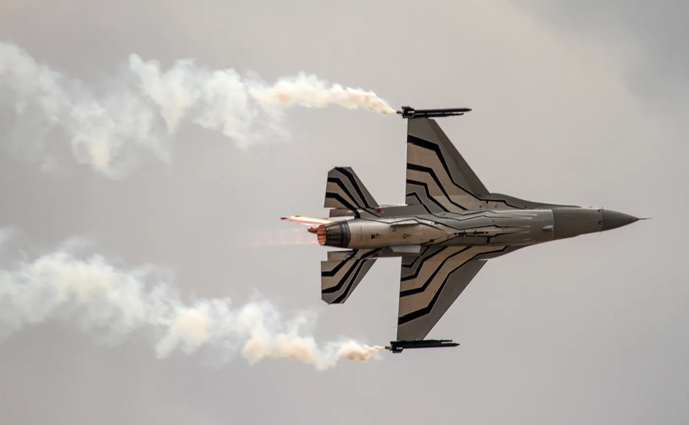 2283726-pokaz-f-16-z-belgii-podczas-miedzynarodowych.jpg