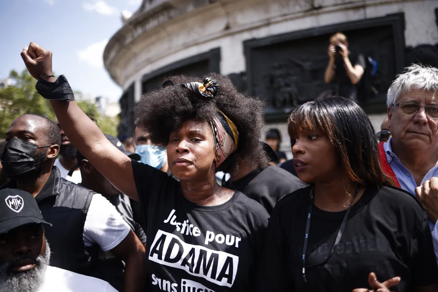 Setki ludzi na ulicach Paryża. Sprzeciw, pomimo zakazu demonstracji, przeciwko przemocy policji