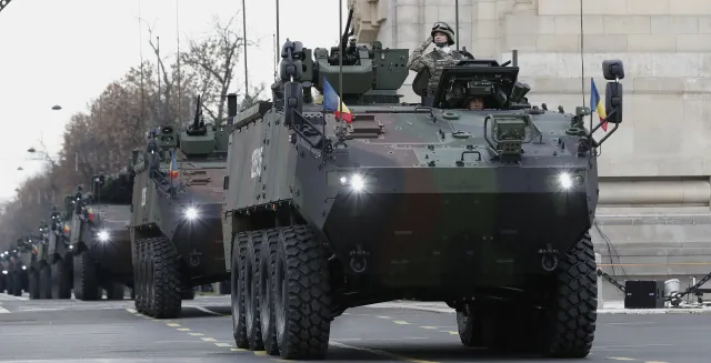 Ponad 2 tys. żołnierzy i 150 jednostek sprzętu. Defilada wojskowa w Rumunii z polskim akcentem [ZDJĘCIA]