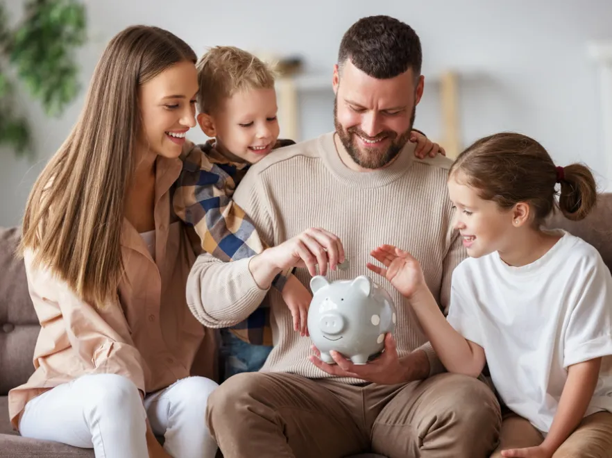 Rodzice. Dzieci. Skarbonka. Pieniądze. Oszczędzanie.