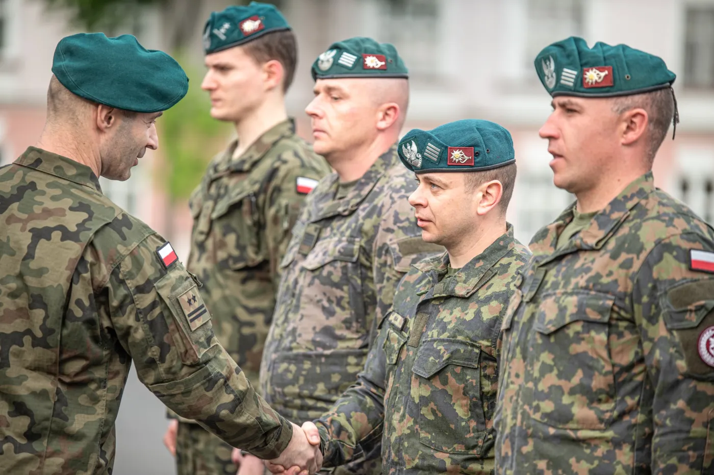 W latach 2023-2024 5. Batalion Strzelców Podhalańskich testował nowe mundury. W ramach testów opracowano kilka różnych wariantów Lamparta. Na zdjęciu widzimy porównanie trzech różnych wybarwień oraz starego kamuflażu wz. 93 Leśna Pantera.