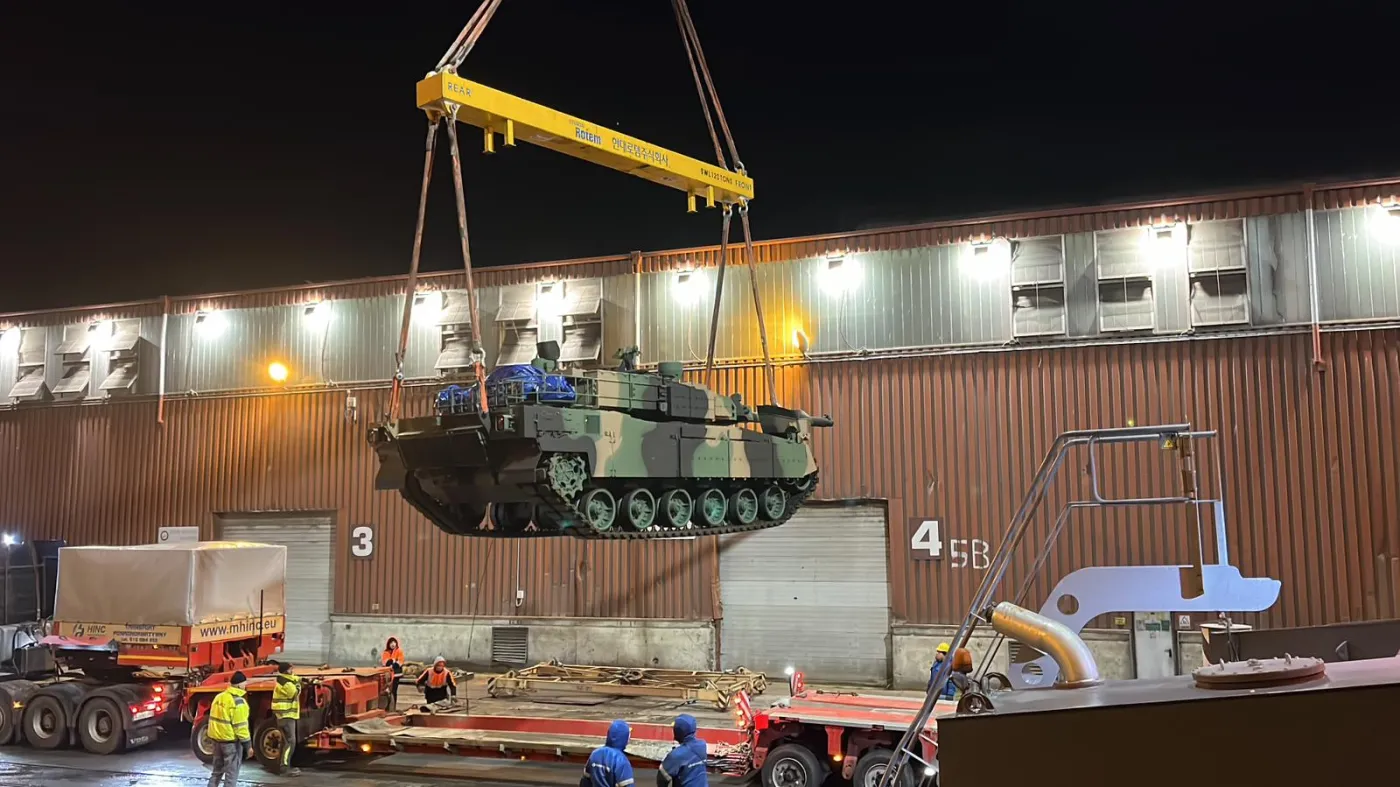 Czołg K2 w trakcie rozładunku w porcie w Gdyni.