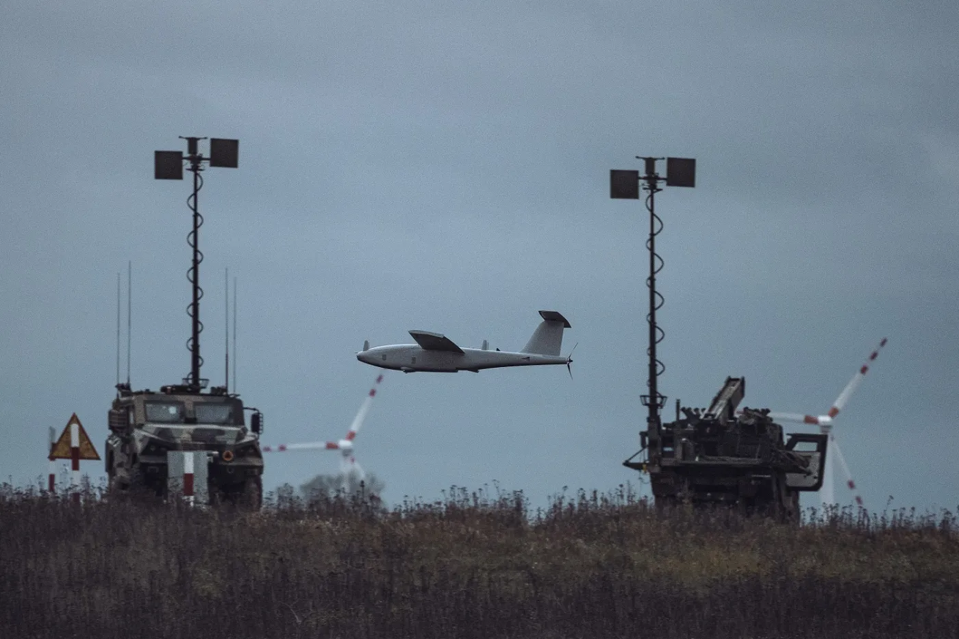 Dywizjony Rozpoznawcze Artylerii mają zostać wyposażone w systemu rozpoznawczo-uderzeniowe Gladius. Każdy taki system będzie dysponował rozpoznawczymi FT-5 Łoś oraz uderzeniowymi BSP-U. Na zdjęciu widzimy BSP-U na tle dwóch wyrzutni systemu Gladius.
