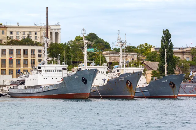 Poważne kłopoty rosyjskiego statku szpiegowskiego. Na maszt wciągnięto dwie czarne kule...