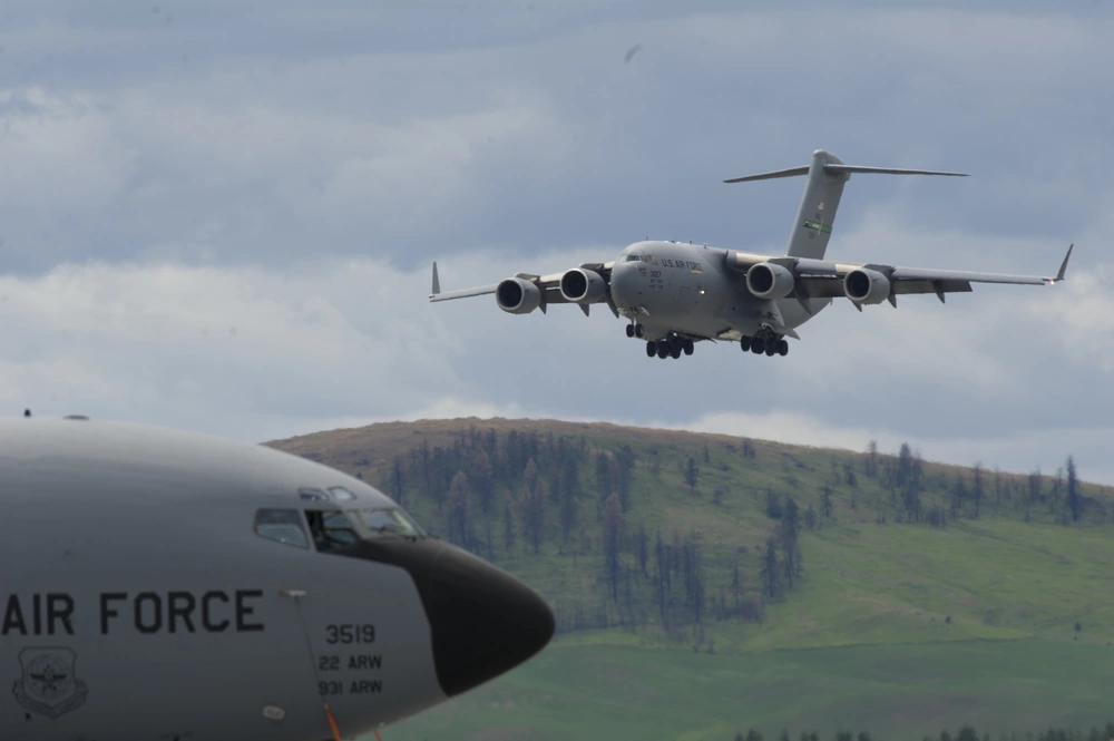 Samolot C-17 Globemaster III w trakcie lądowania.