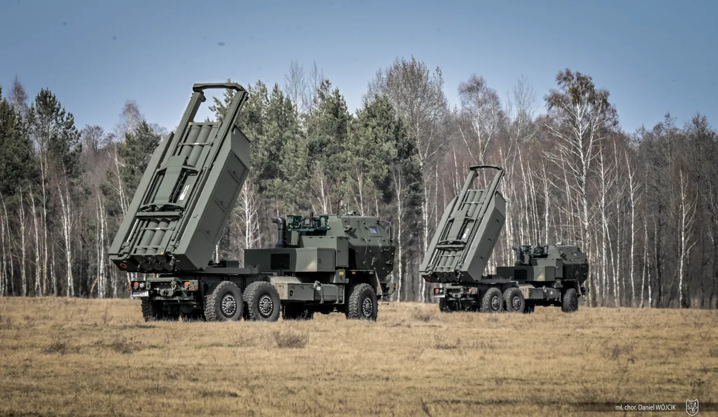 Dwie wyrzutnie M142 HIMARS gotowe do strzelania.
