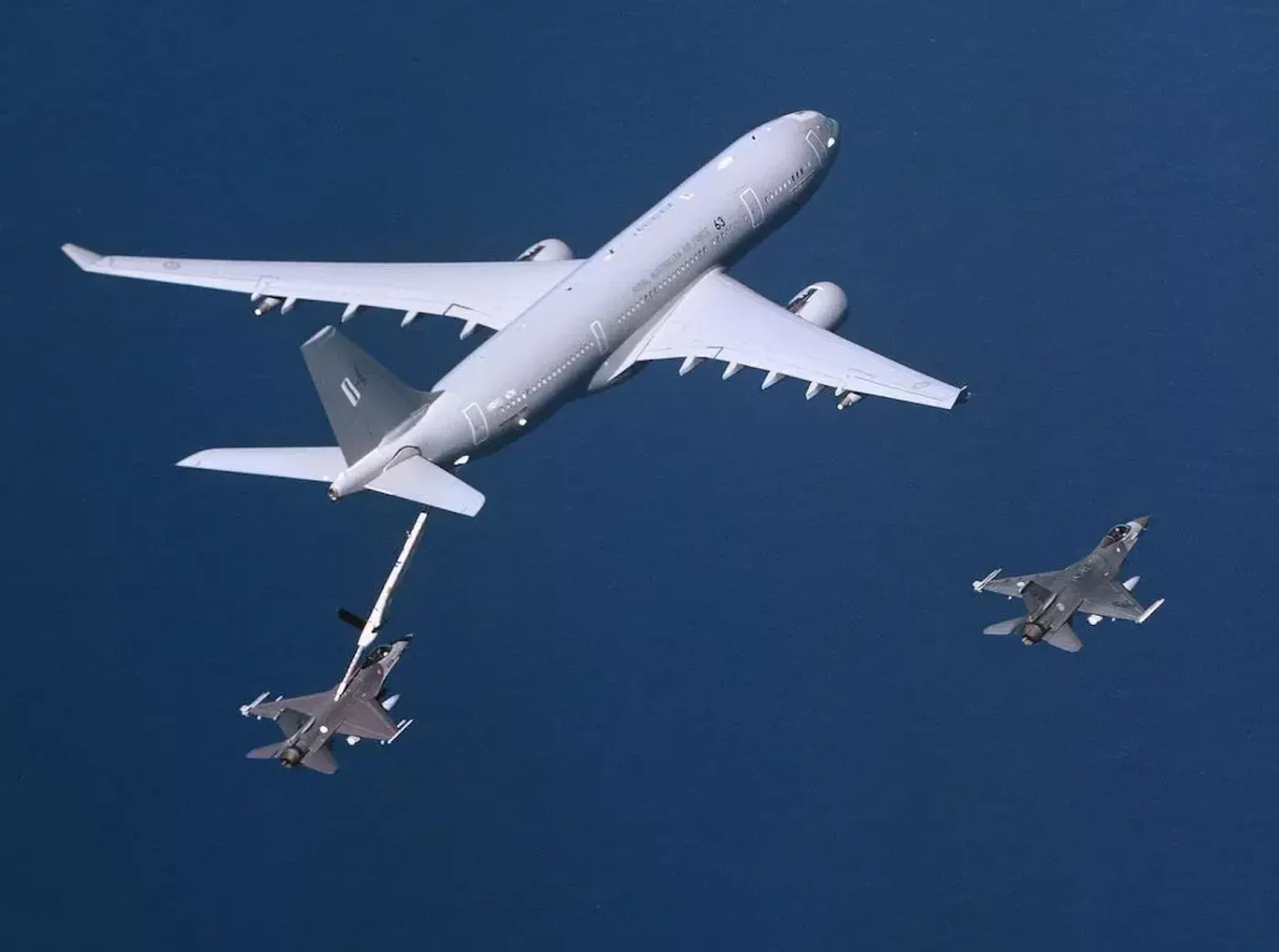 Airbus A330 MRTT podczas misji tankowania F-16.