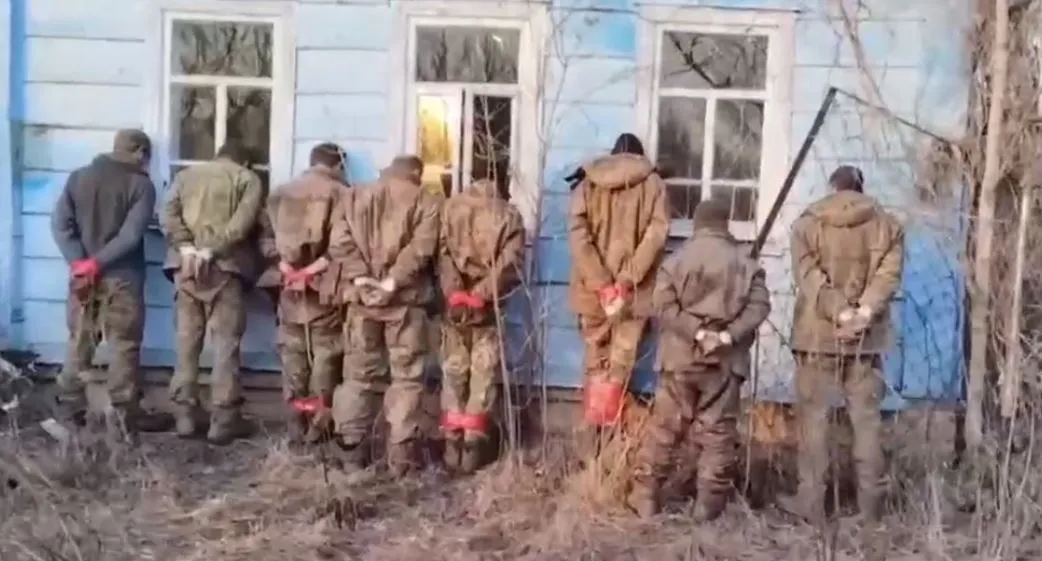 Ukraińscy żołnierze wzięci do niewoli pod Sudżą.