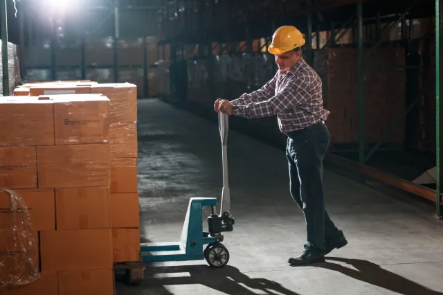 Zastępują Ukraińców.  Teraz to oni szturmują polski rynek pracy. To już lawinowy wzrost wydawania pozwoleń na pracę